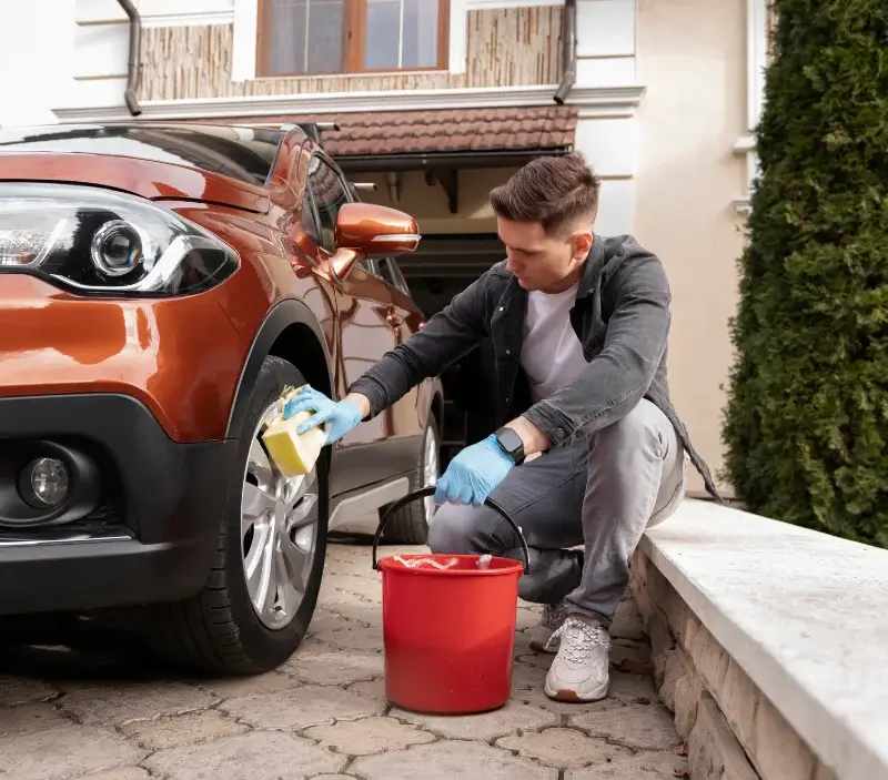 Lavage auto à domicile Vezin-le-Coquet : professionnel intervenant sur un véhicule